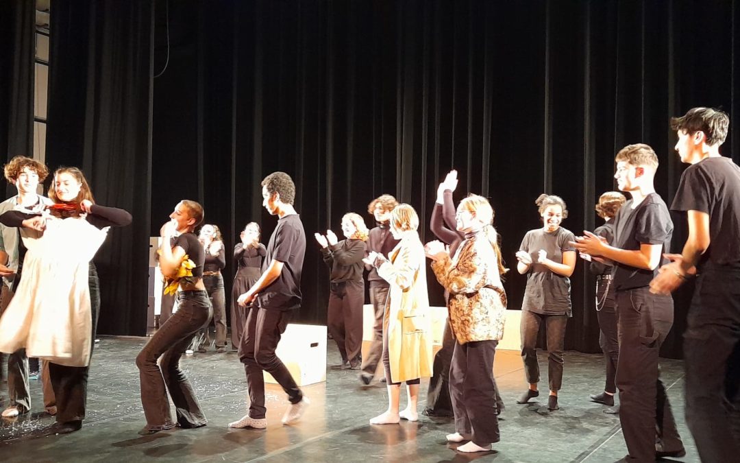 Les élèves de la spécialité Théâtre à Grain de Sel (Séné)