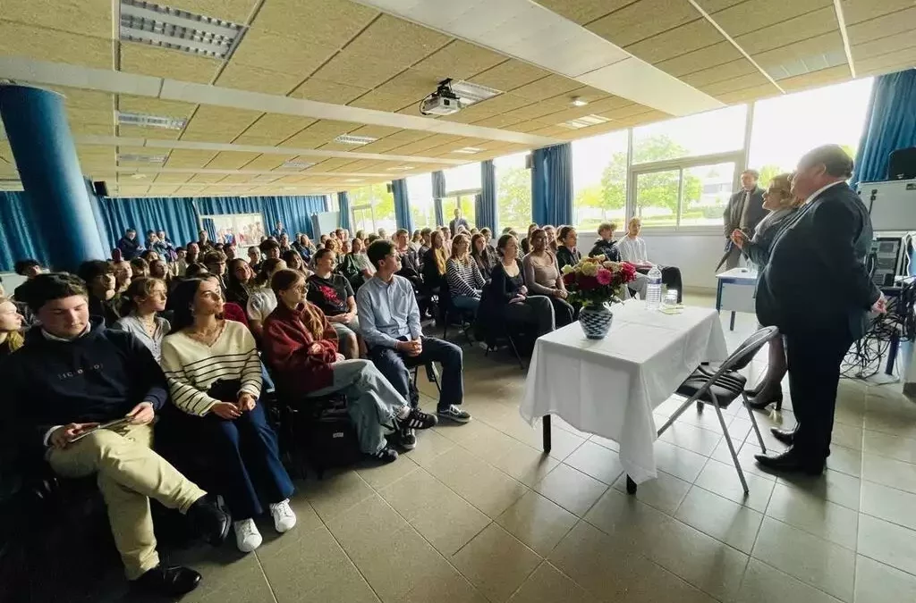 Venue de François HOLLANDE, ancien président de la République à la rencontre des élèves de Terminale HGGSP autour de la construction européenne et de l’actualité